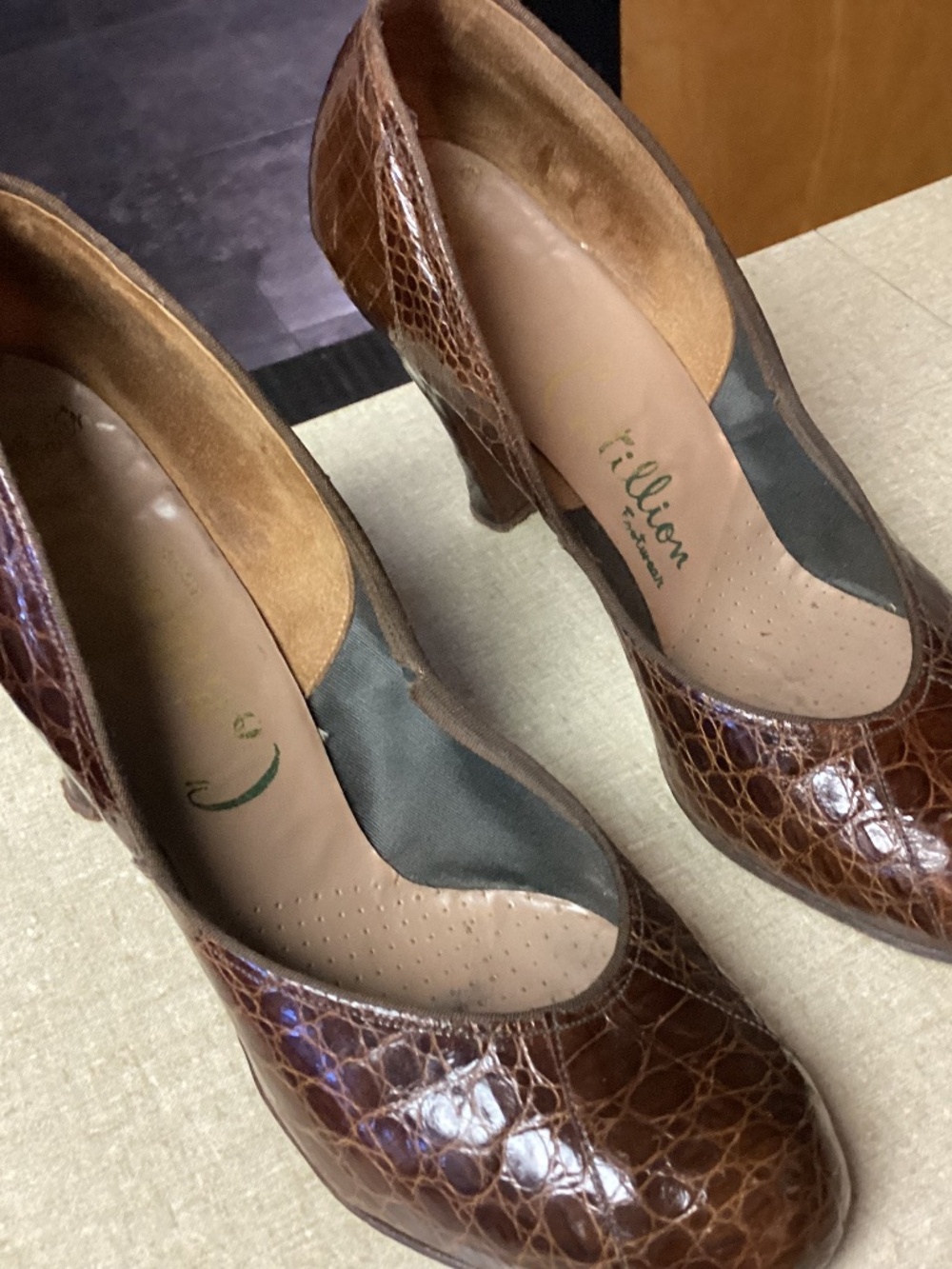Dk Brown Alligator Leather Pumps Heels Dress Shoes COTILLION. BRAND 1940 s 💃💃
